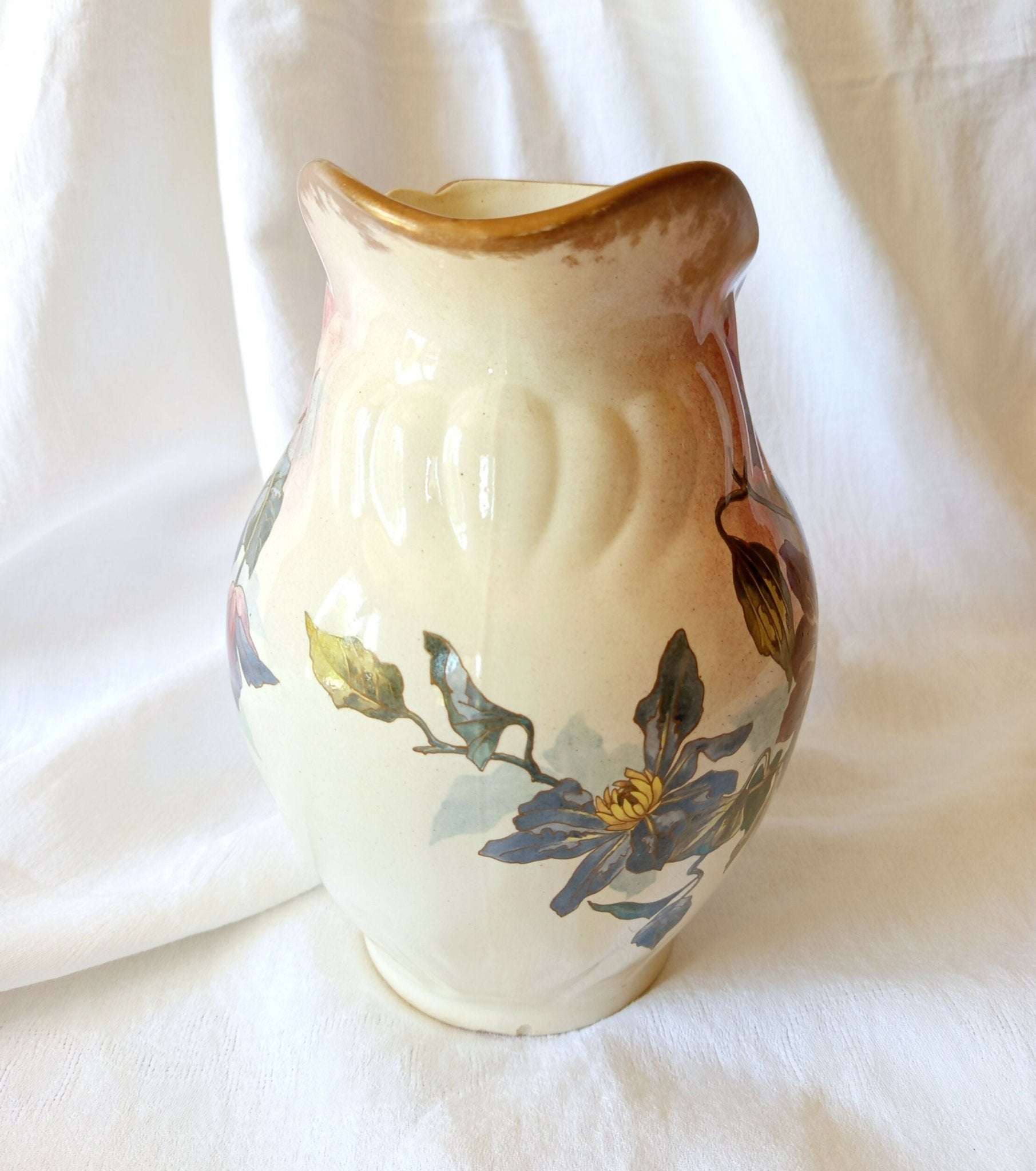 Grand broc décor clématites polychrome - Fin XIXe début XXe - Ethic Atelier