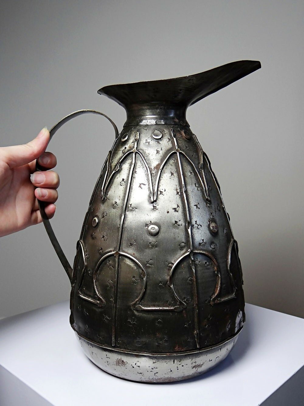 Grand pichet en taule métal ancien Arts & Crafts Alpha et Omega Brutaliste - Ethic Atelier