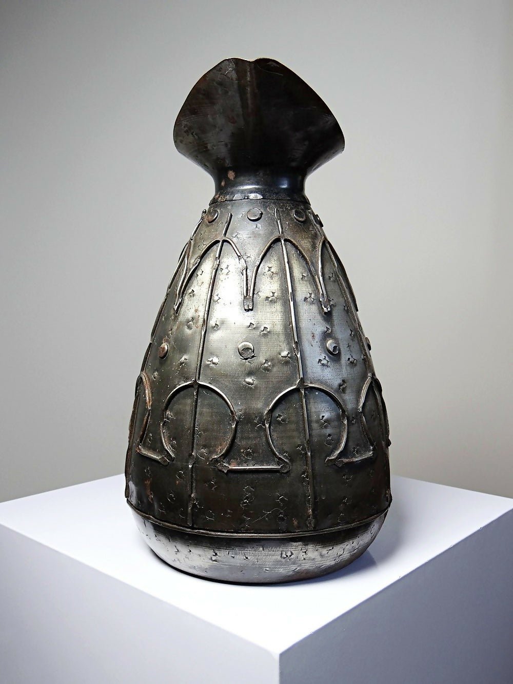 Grand pichet en taule métal ancien Arts & Crafts Alpha et Omega Brutaliste - Ethic Atelier