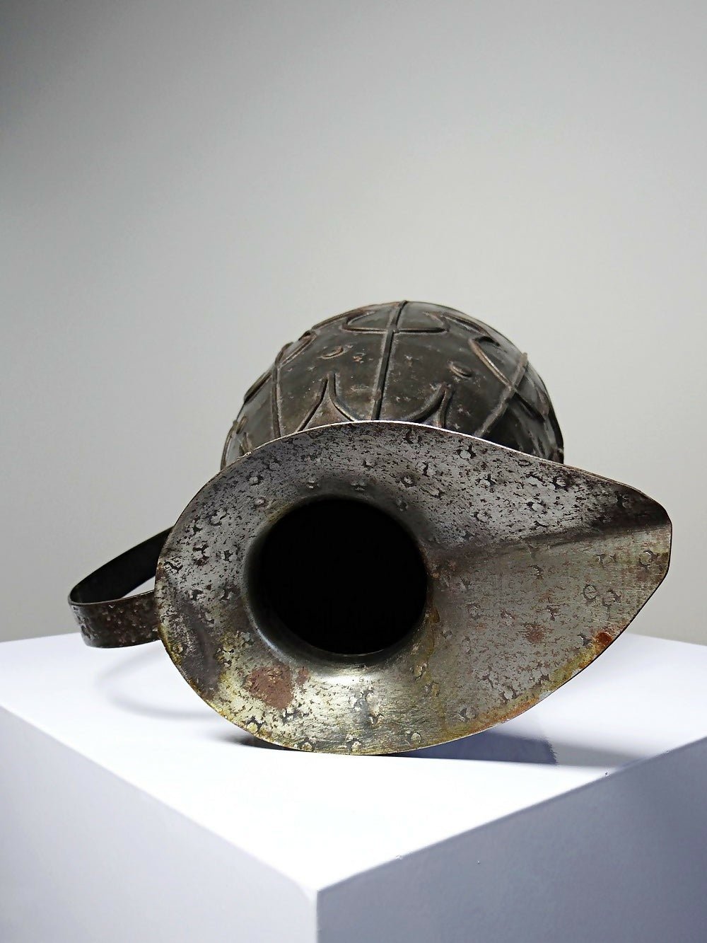 Grand pichet en taule métal ancien Arts & Crafts Alpha et Omega Brutaliste - Ethic Atelier