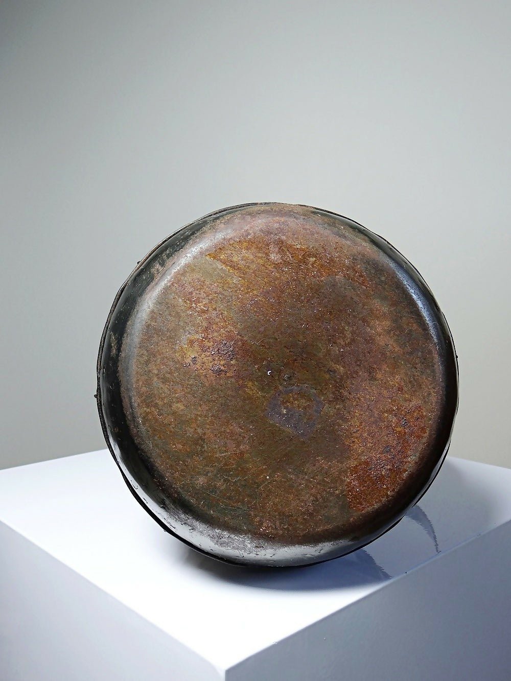 Grand pichet en taule métal ancien Arts & Crafts Alpha et Omega Brutaliste - Ethic Atelier