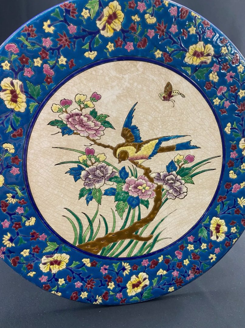 Grand Plat Circulaire en Faïence de la Louvière à Décor d'Oiseau - Style Longwy - Ethic Atelier