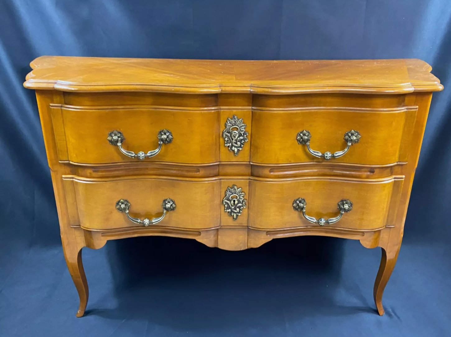 Grande commode sauteuse à profil arbalète en merisier, style Louis XV - Ethic Atelier