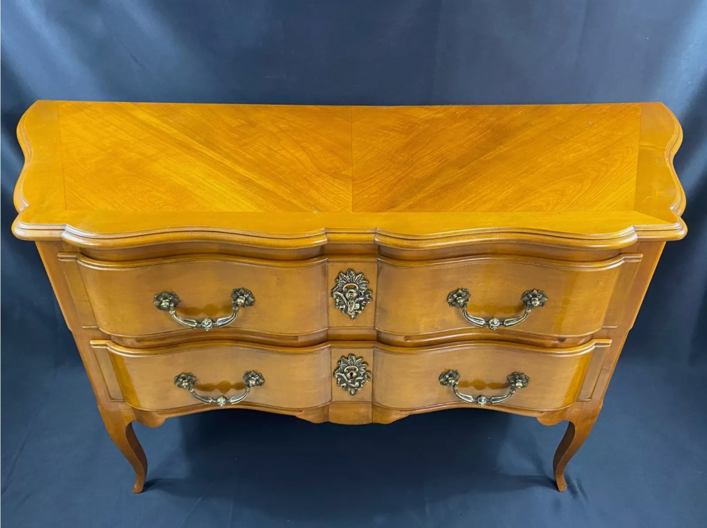 Grande commode sauteuse à profil arbalète en merisier, style Louis XV - Ethic Atelier