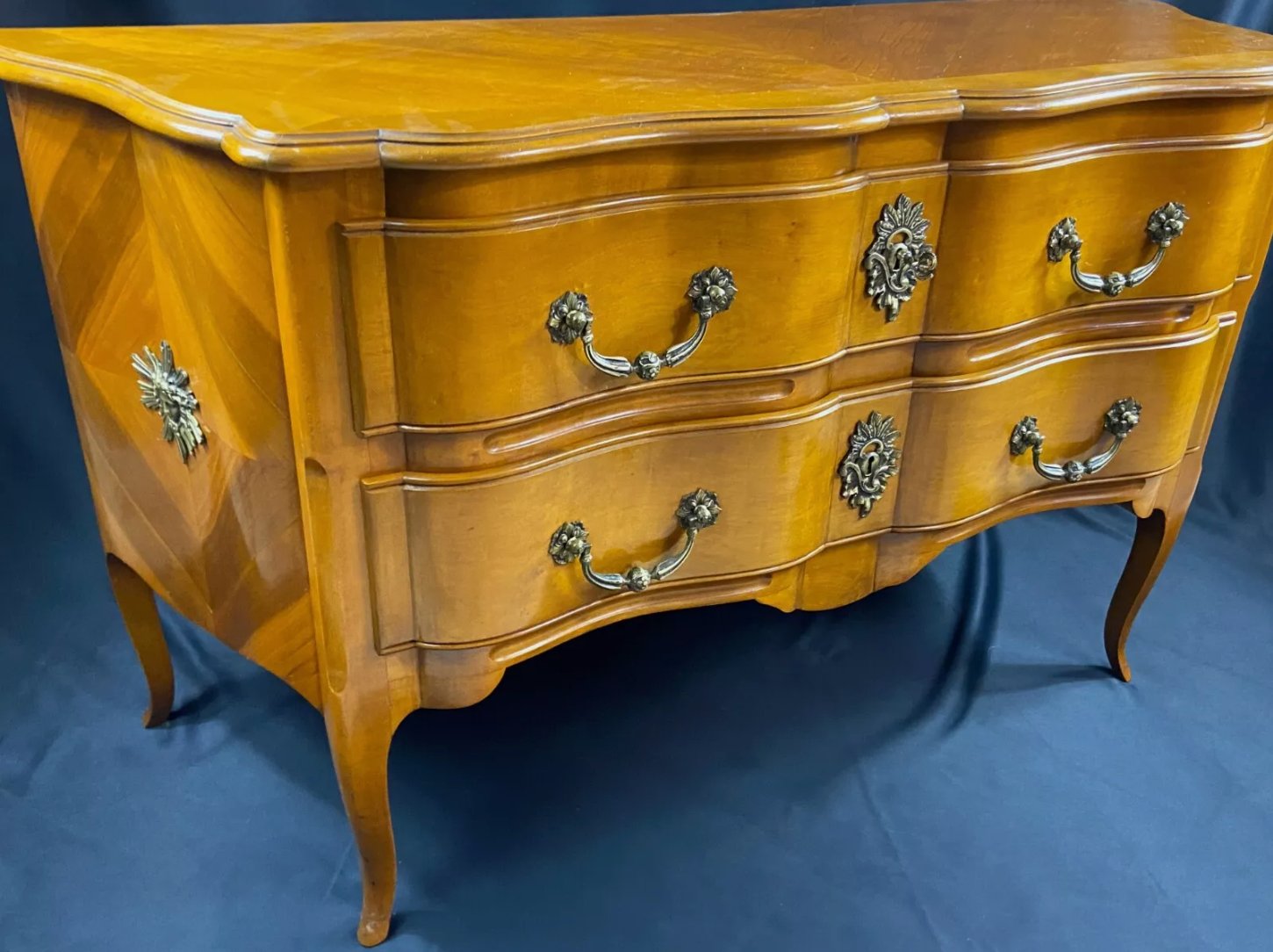 Grande commode sauteuse à profil arbalète en merisier, style Louis XV - Ethic Atelier