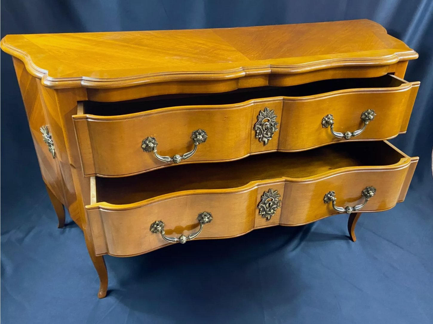 Grande commode sauteuse à profil arbalète en merisier, style Louis XV - Ethic Atelier