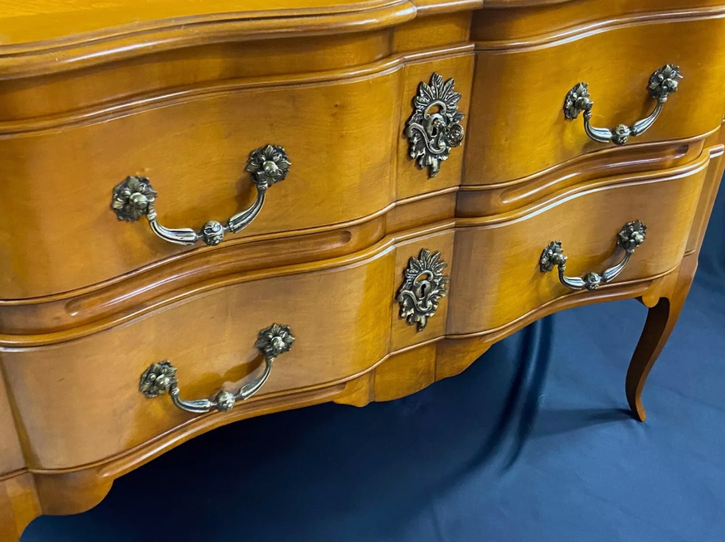 Grande commode sauteuse à profil arbalète en merisier, style Louis XV - Ethic Atelier