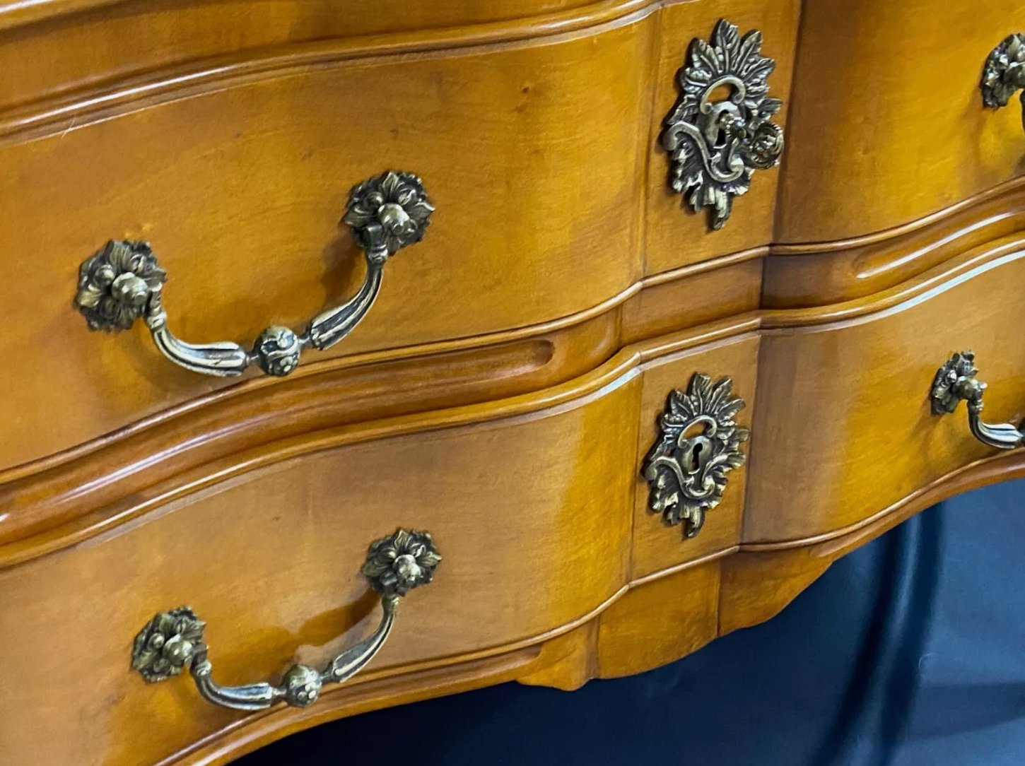 Grande commode sauteuse à profil arbalète en merisier, style Louis XV - Ethic Atelier