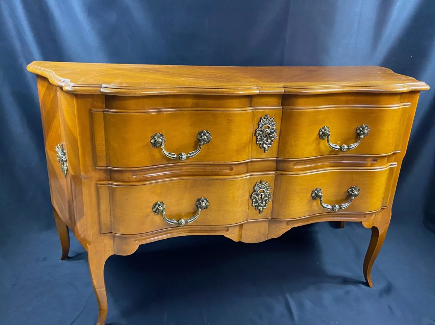 Grande commode sauteuse à profil arbalète en merisier, style Louis XV - Ethic Atelier