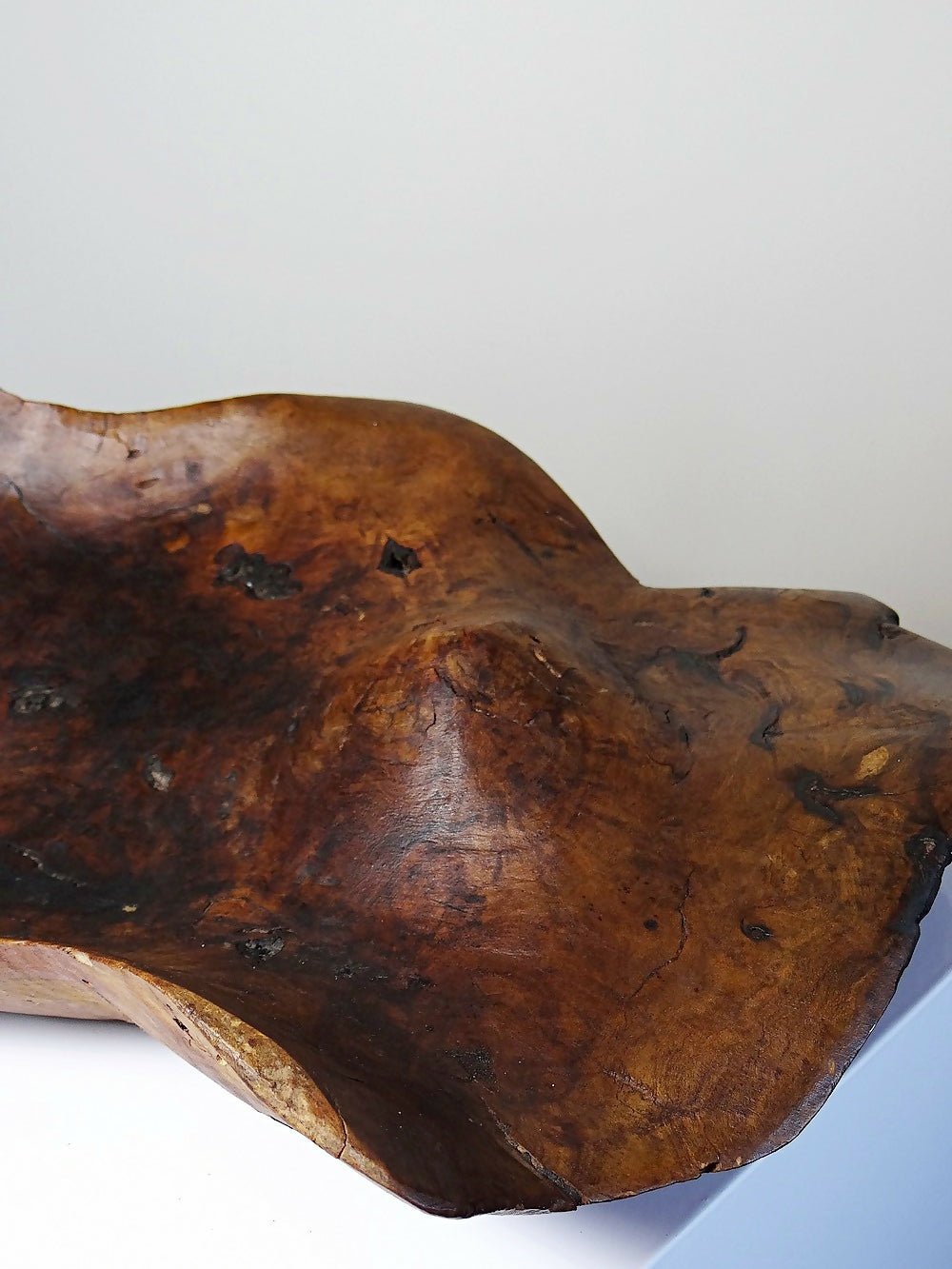 Grande coupe monoxyle en bois brut d'olivier foncé années 50 - Ethic Atelier