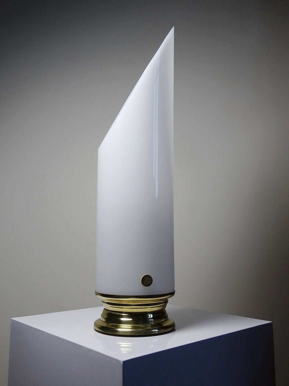 Grande lampe vintage années 50 - 60 tube plexiglas opalescent support métal doré - Ethic Atelier