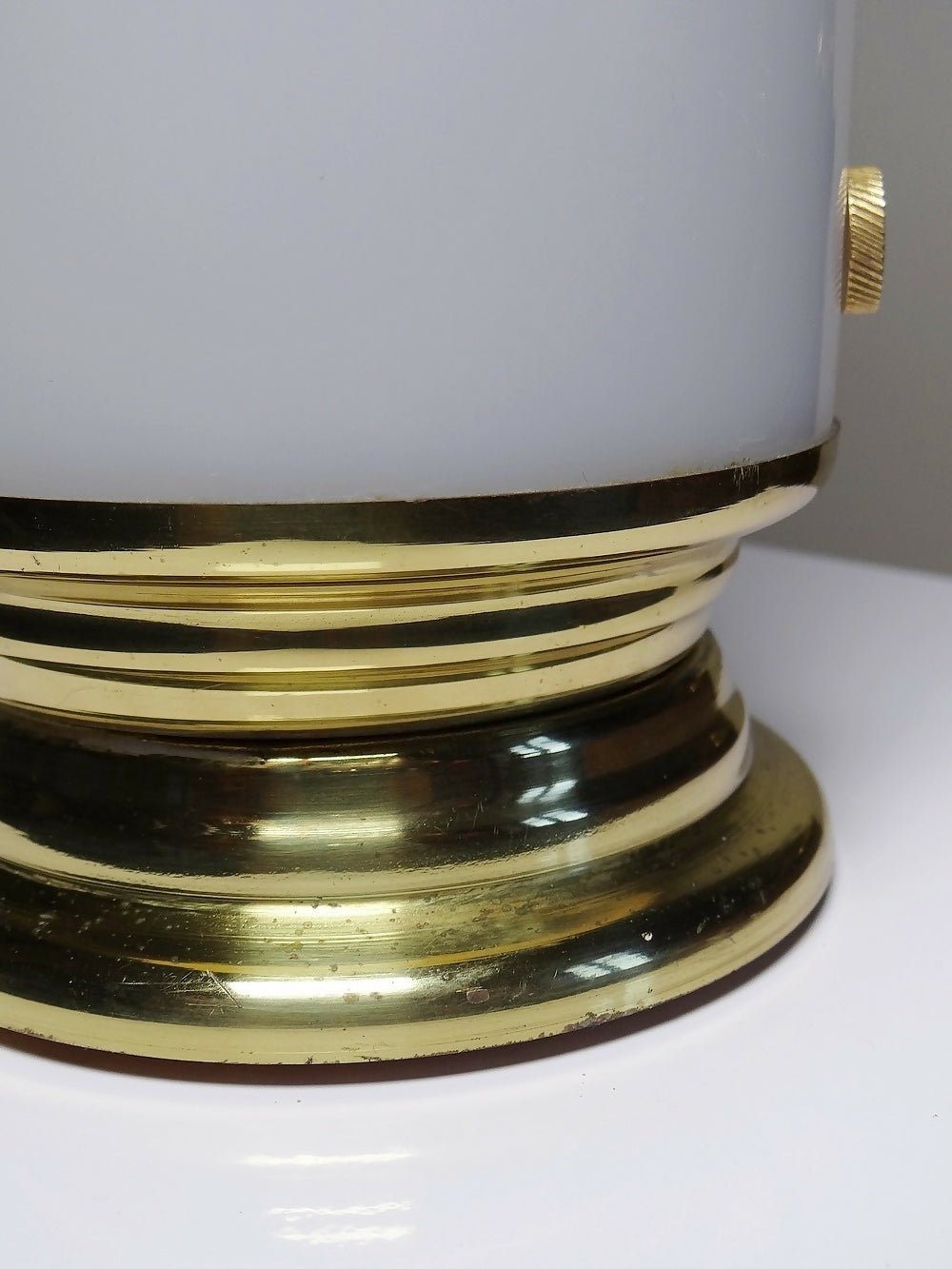 Grande lampe vintage années 50 - 60 tube plexiglas opalescent support métal doré - Ethic Atelier