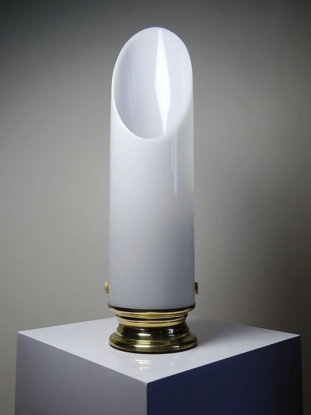 Grande lampe vintage années 50 - 60 tube plexiglas opalescent support métal doré - Ethic Atelier