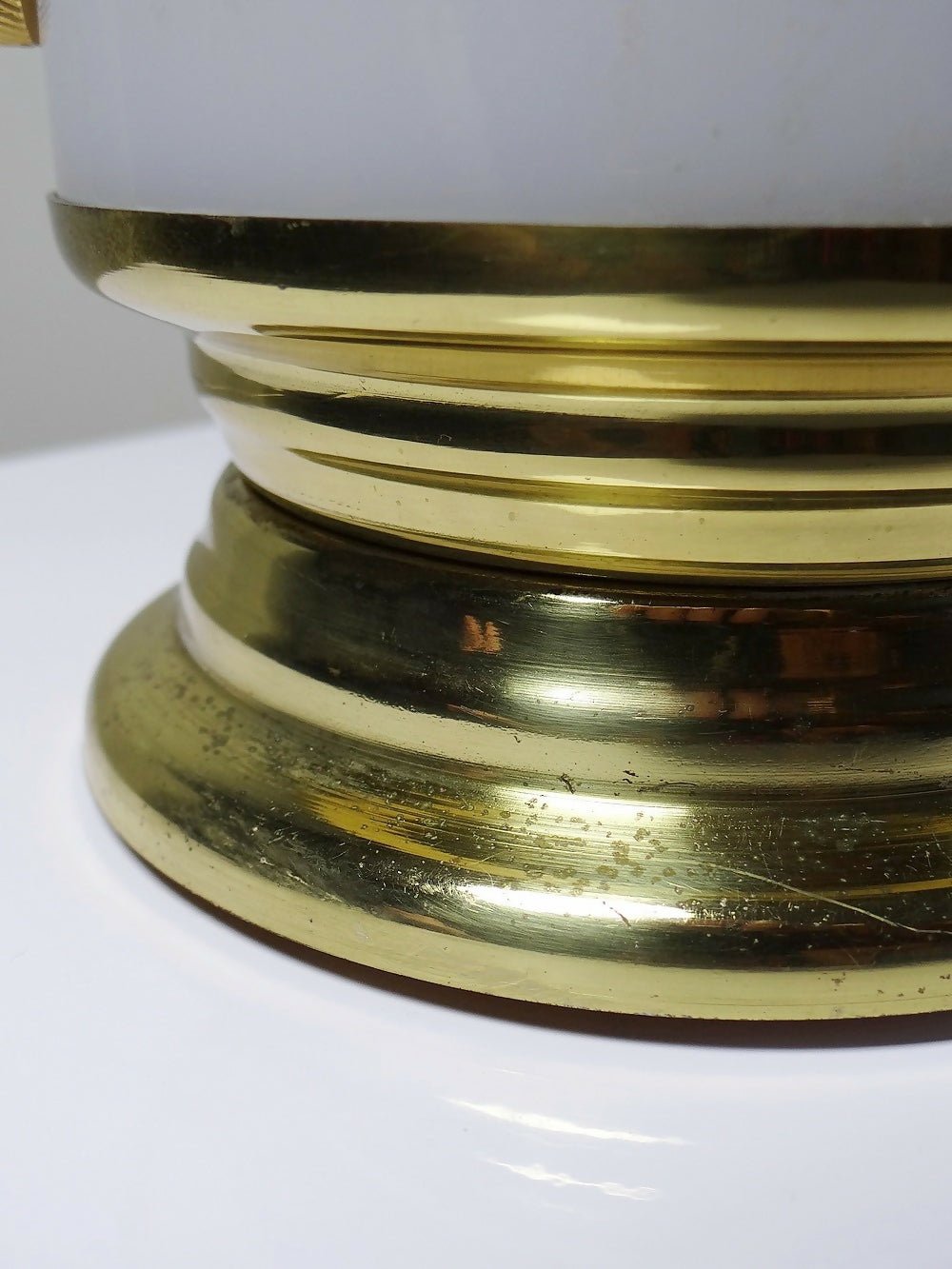 Grande lampe vintage années 50 - 60 tube plexiglas opalescent support métal doré - Ethic Atelier