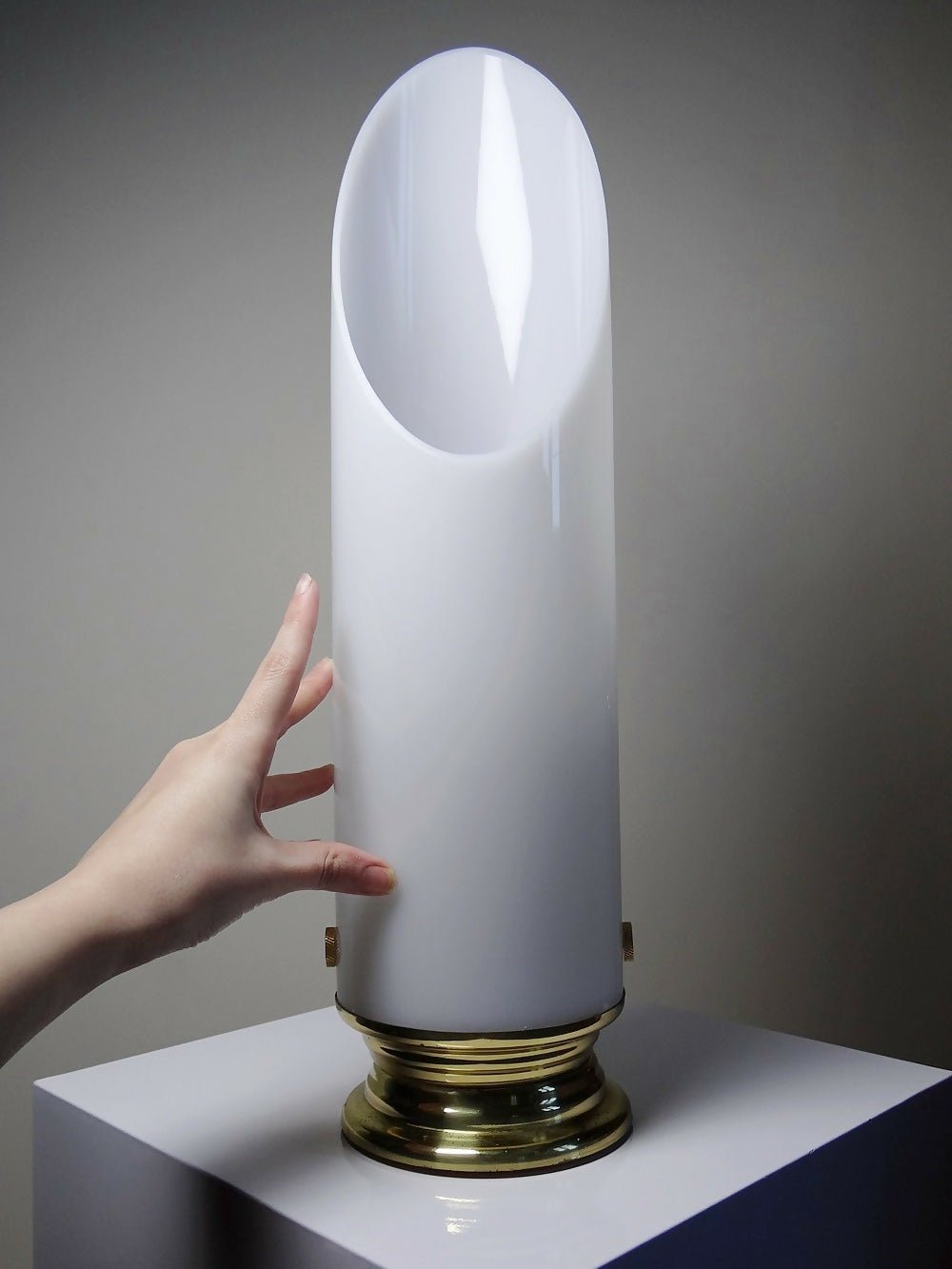 Grande lampe vintage années 50 - 60 tube plexiglas opalescent support métal doré - Ethic Atelier