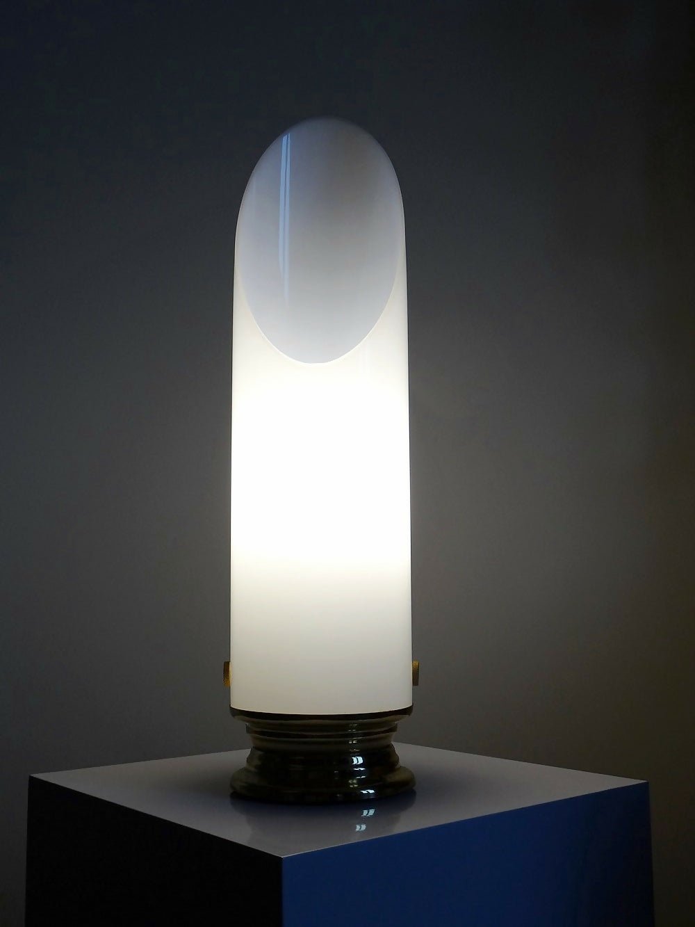 Grande lampe vintage années 50 - 60 tube plexiglas opalescent support métal doré - Ethic Atelier