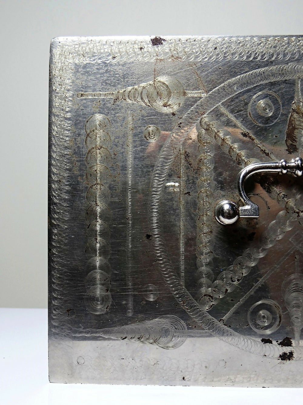 Gros coffre fort portable/caisse ancienne XIXe - XXe métal argenté - Ethic Atelier