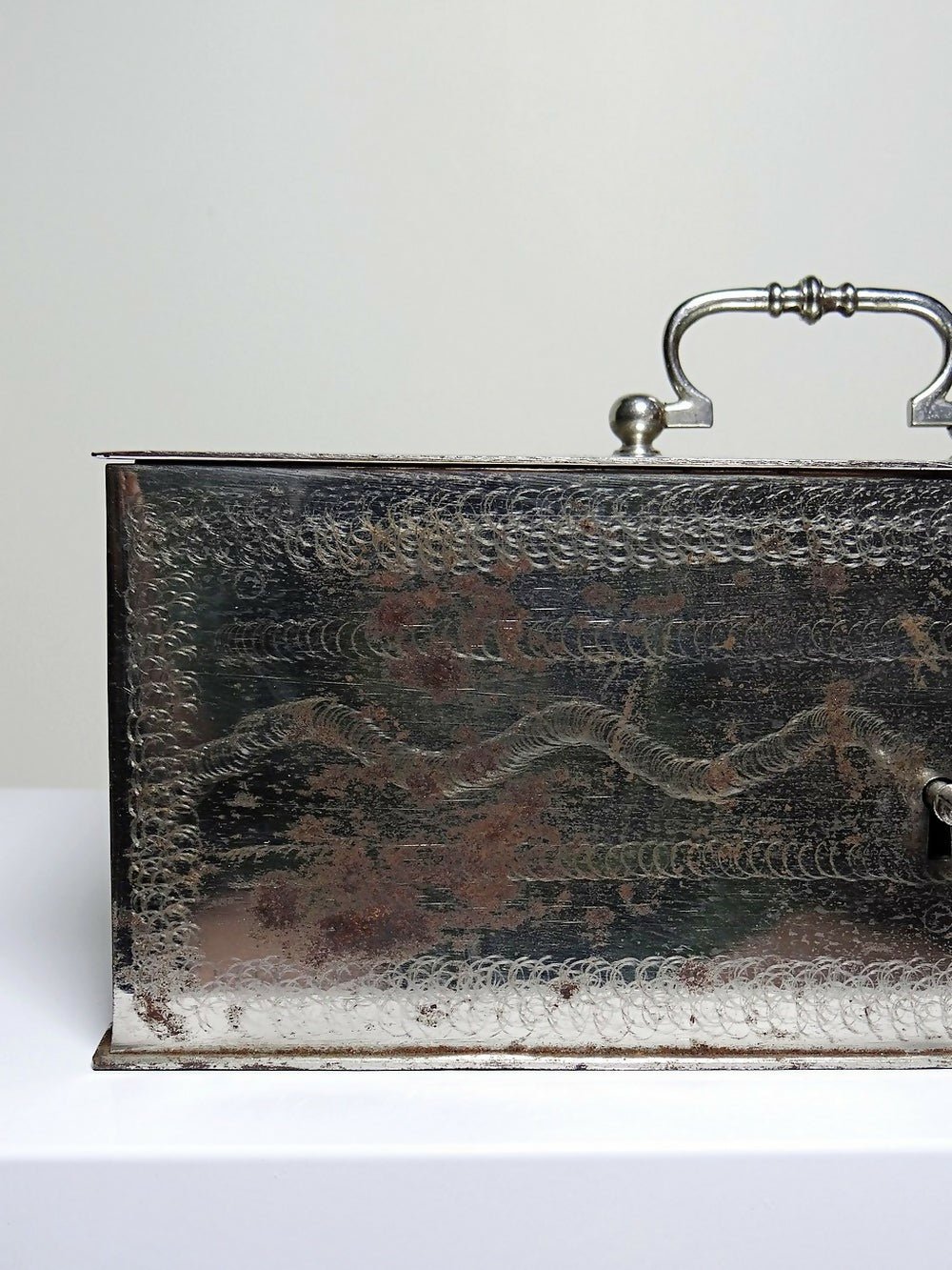 Gros coffre fort portable/caisse ancienne XIXe - XXe métal argenté - Ethic Atelier