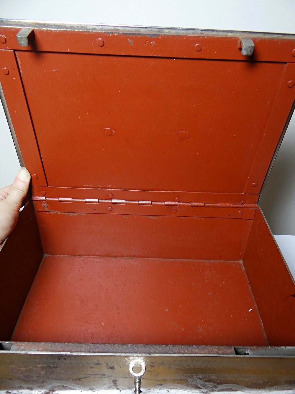 Gros coffre fort portable/caisse ancienne XIXe - XXe métal argenté - Ethic Atelier