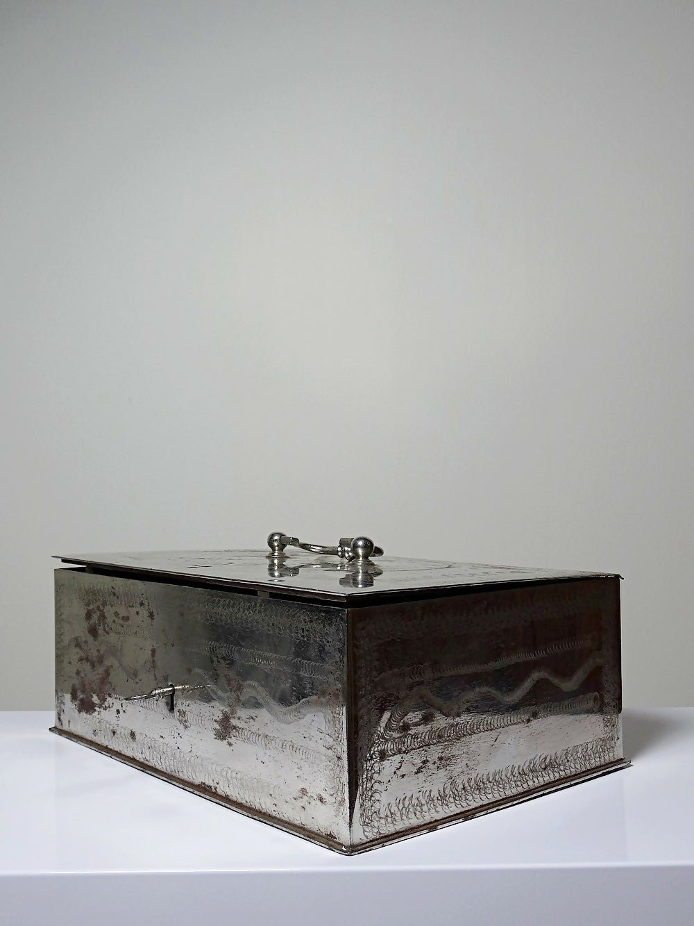 Gros coffre fort portable/caisse ancienne XIXe - XXe métal argenté - Ethic Atelier