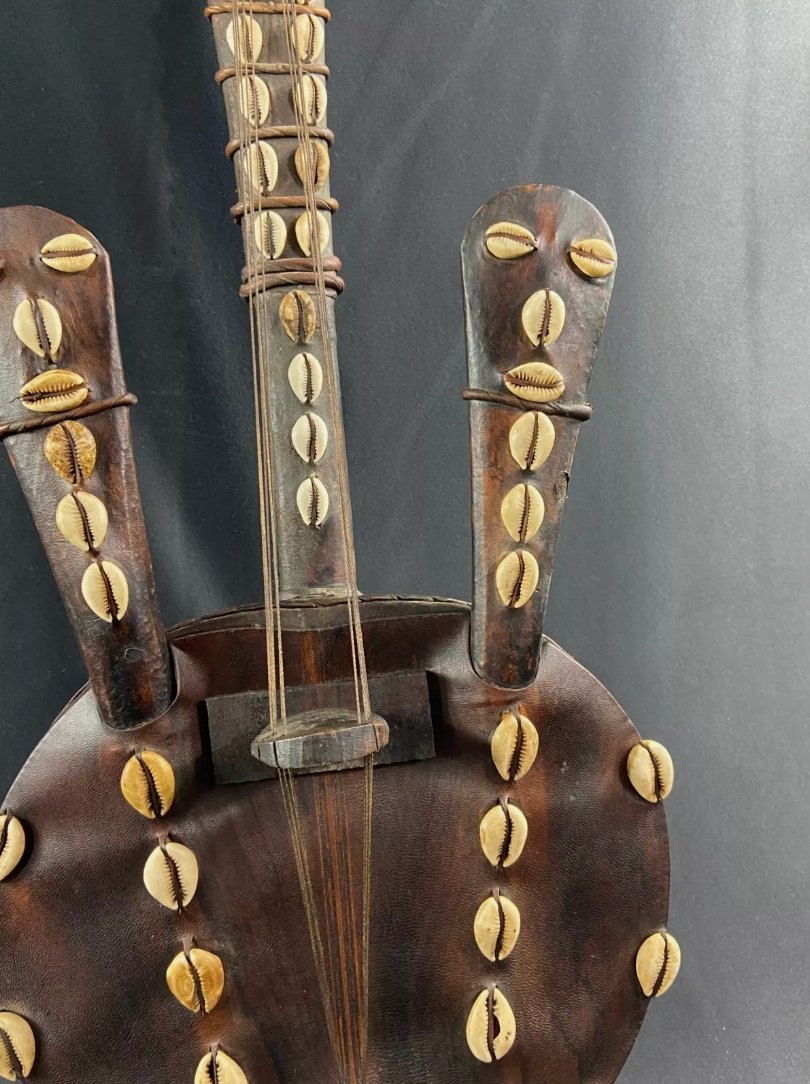 Guitare Africaine Kora Mandinka en Bois avec Décor de Cauris – Gabon - Ethic Atelier