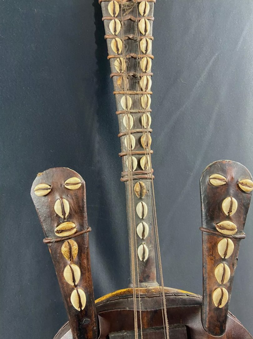 Guitare Africaine Kora Mandinka en Bois avec Décor de Cauris – Gabon - Ethic Atelier