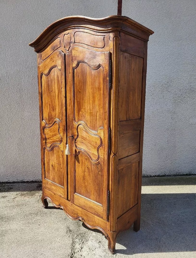 Jolie Armoire Louis XV - Chapeau de Gendarme en Noyer - Ethic Atelier