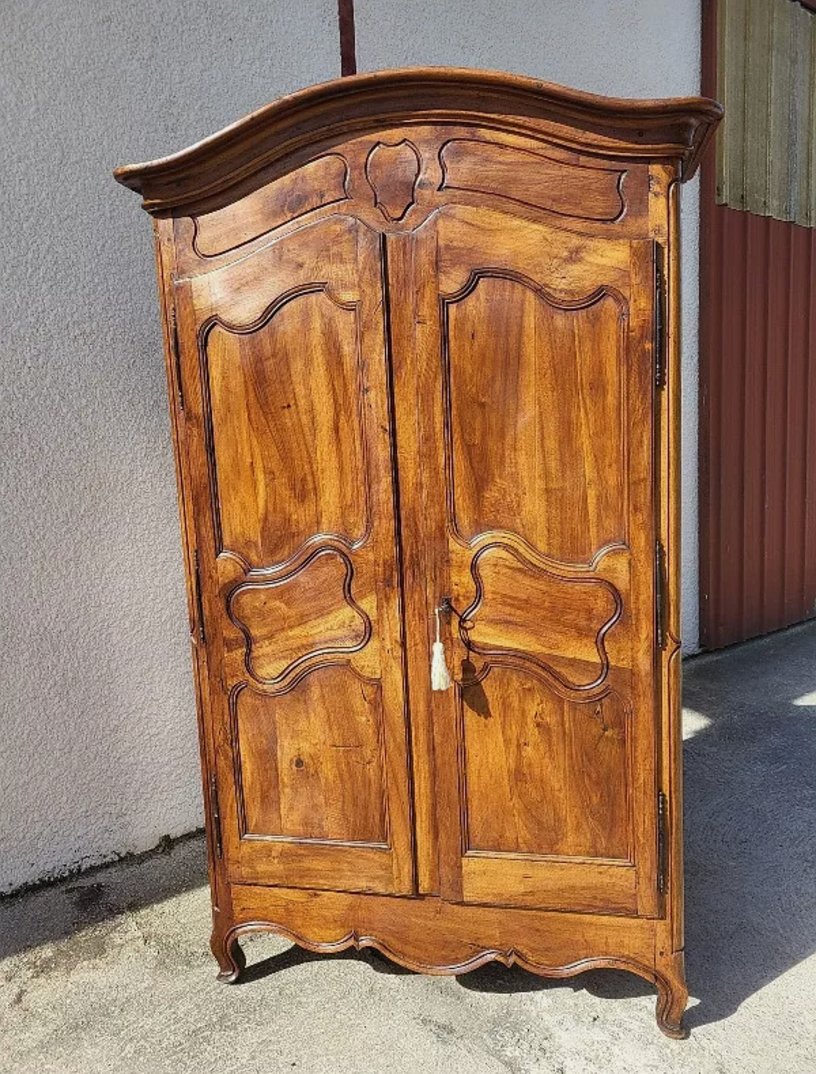 Jolie Armoire Louis XV - Chapeau de Gendarme en Noyer - Ethic Atelier