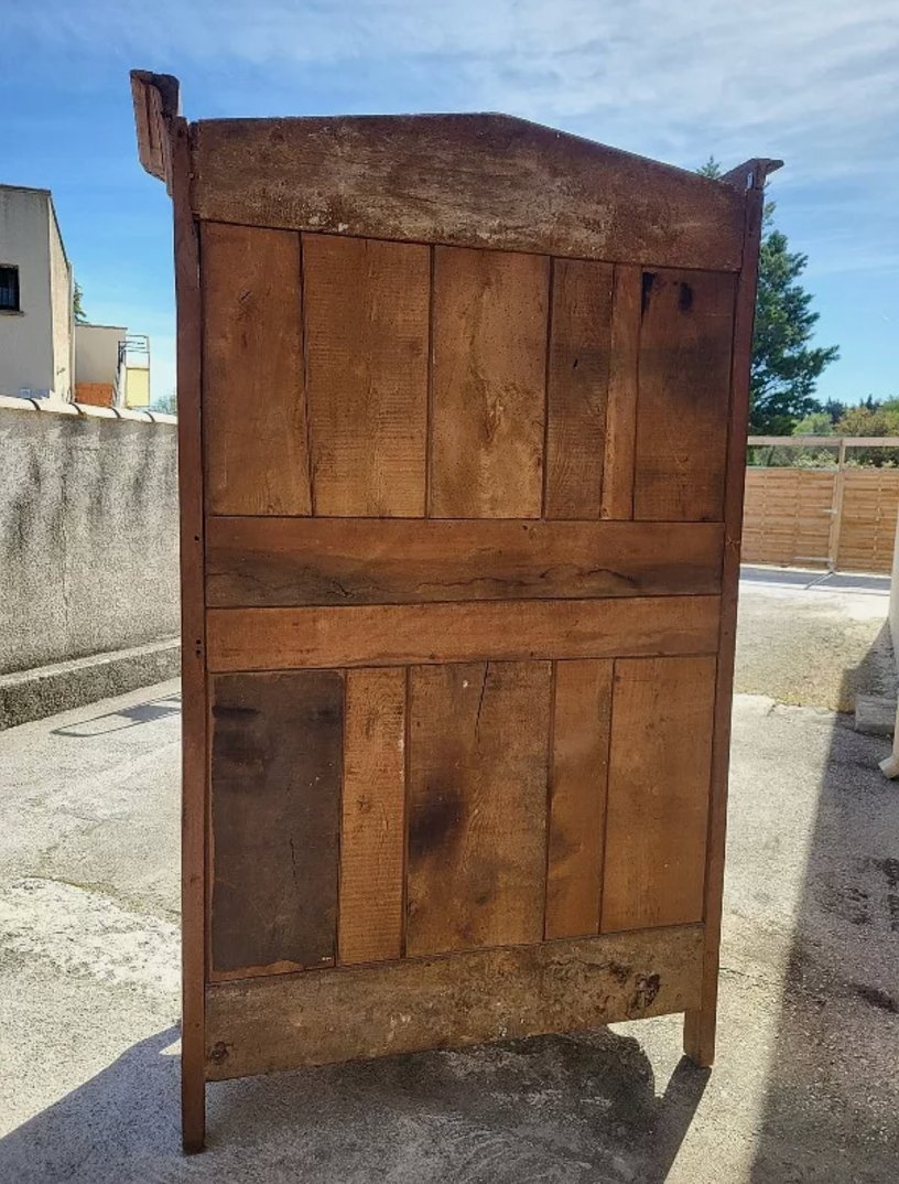 Jolie Armoire Louis XV - Chapeau de Gendarme en Noyer - Ethic Atelier