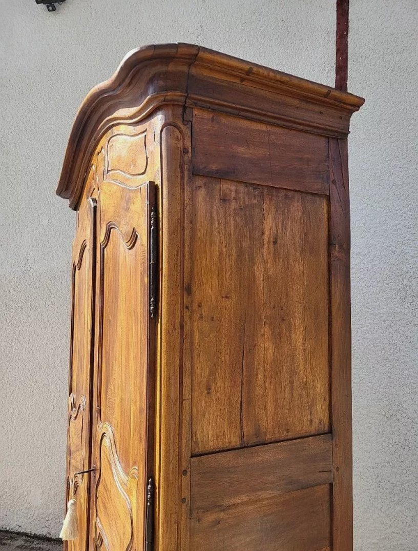 Jolie Armoire Louis XV - Chapeau de Gendarme en Noyer - Ethic Atelier