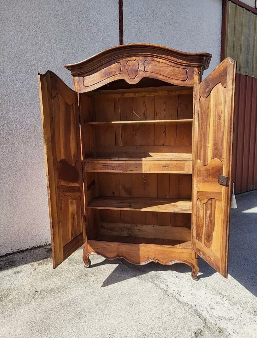 Jolie Armoire Louis XV - Chapeau de Gendarme en Noyer - Ethic Atelier