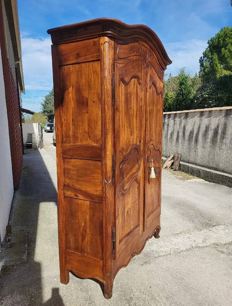 Jolie Armoire Louis XV - Chapeau de Gendarme en Noyer - Ethic Atelier