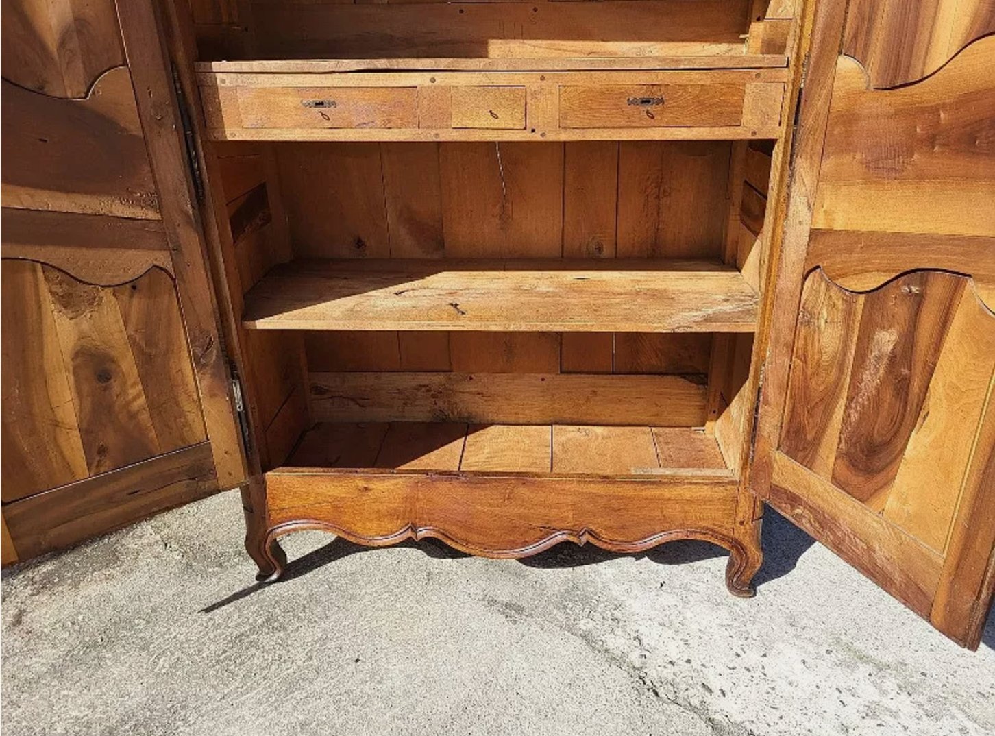 Jolie Armoire Louis XV - Chapeau de Gendarme en Noyer - Ethic Atelier