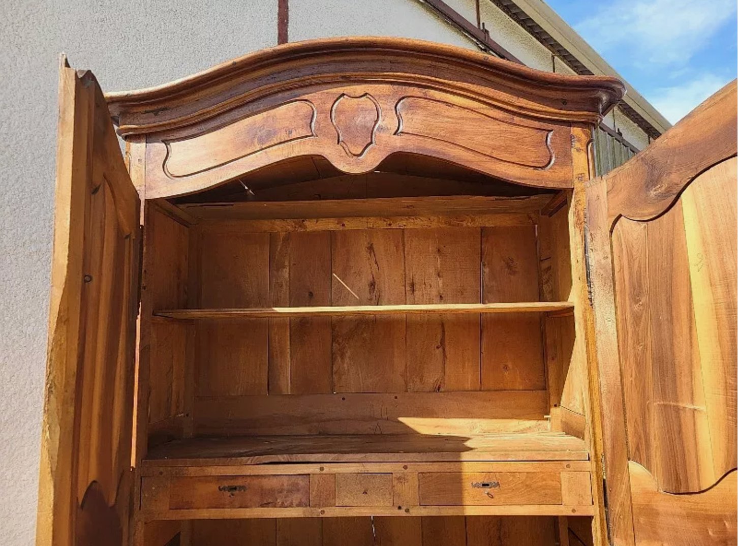 Jolie Armoire Louis XV - Chapeau de Gendarme en Noyer - Ethic Atelier