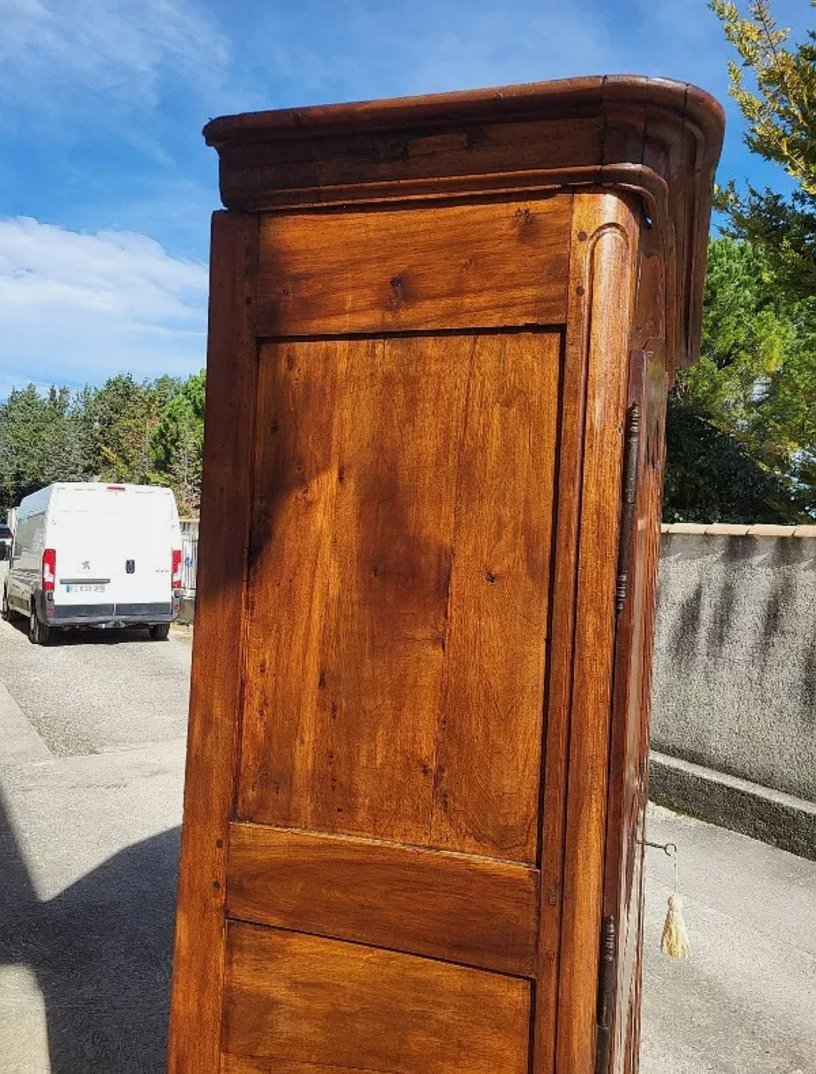 Jolie Armoire Louis XV - Chapeau de Gendarme en Noyer - Ethic Atelier