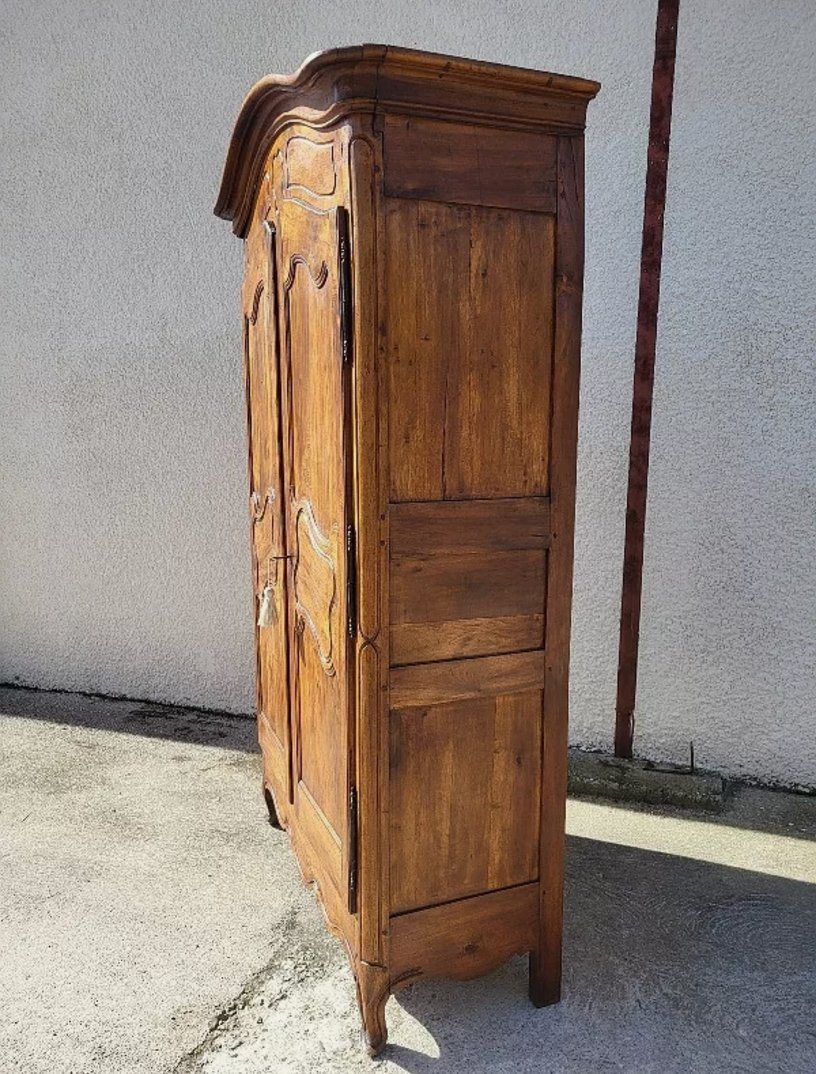 Jolie Armoire Louis XV - Chapeau de Gendarme en Noyer - Ethic Atelier