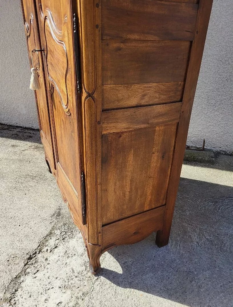 Jolie Armoire Louis XV - Chapeau de Gendarme en Noyer - Ethic Atelier