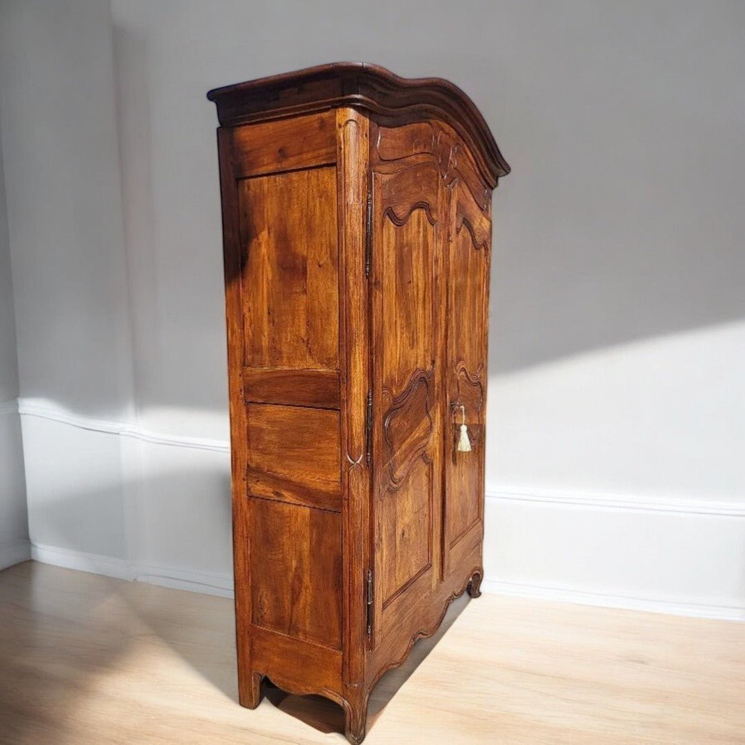 Jolie Armoire Louis XV - Chapeau de Gendarme en Noyer - Ethic Atelier