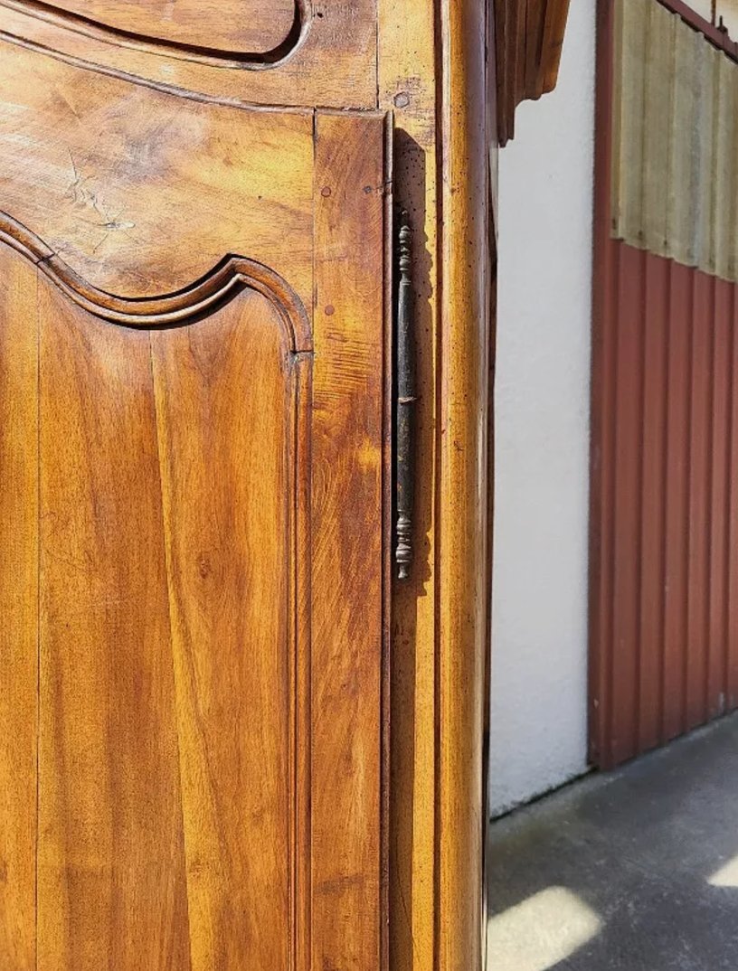 Jolie Armoire Louis XV - Chapeau de Gendarme en Noyer - Ethic Atelier