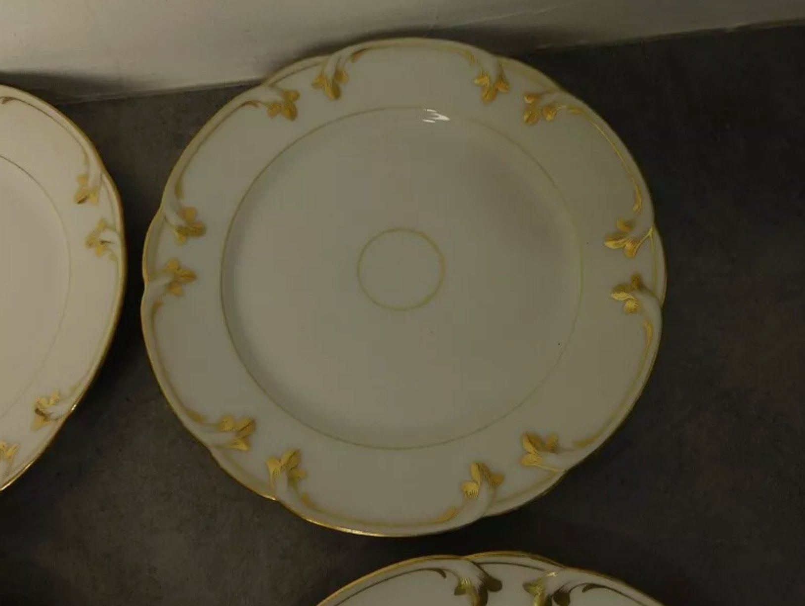 Jolie Série de 6 Assiettes en Porcelaine Blanche avec Dorure - Ethic Atelier