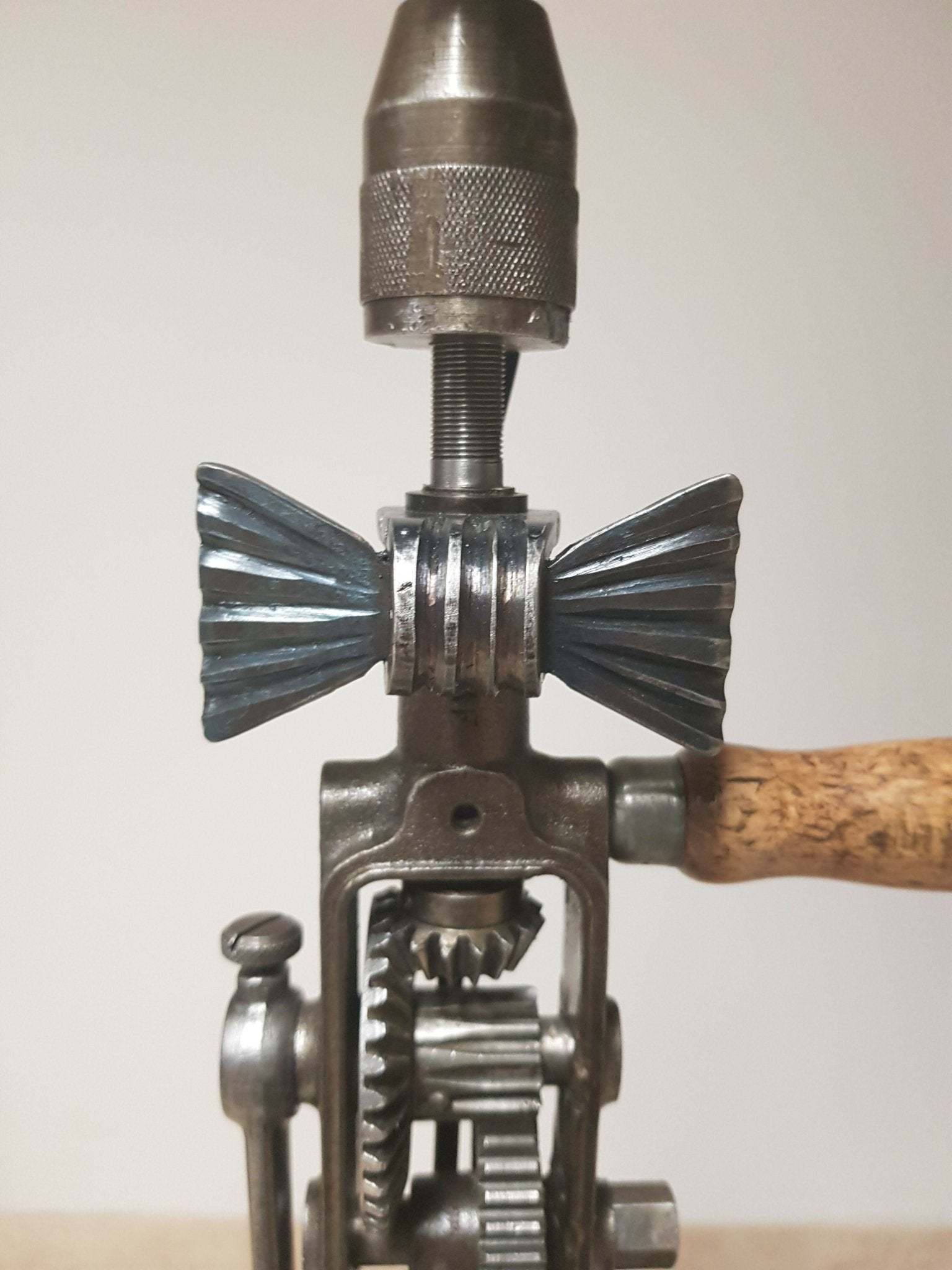 Lampe Artisanale à Partir d'une Ancienne Chignole Peugeot Frères - Ethic Atelier