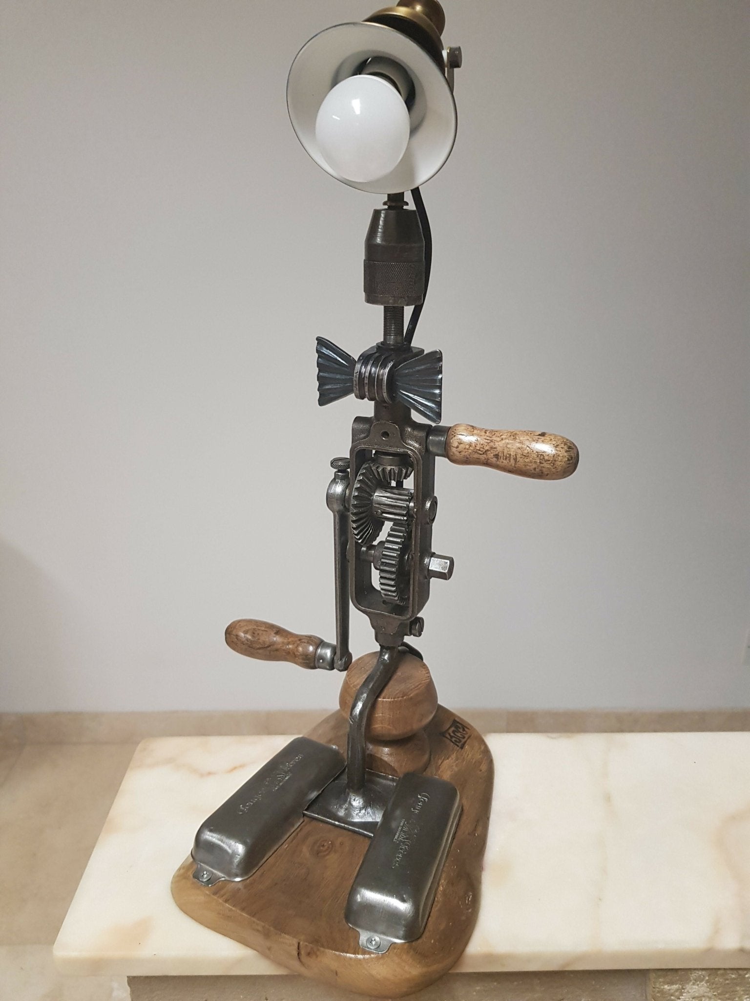 Lampe Artisanale à Partir d'une Ancienne Chignole Peugeot Frères - Ethic Atelier