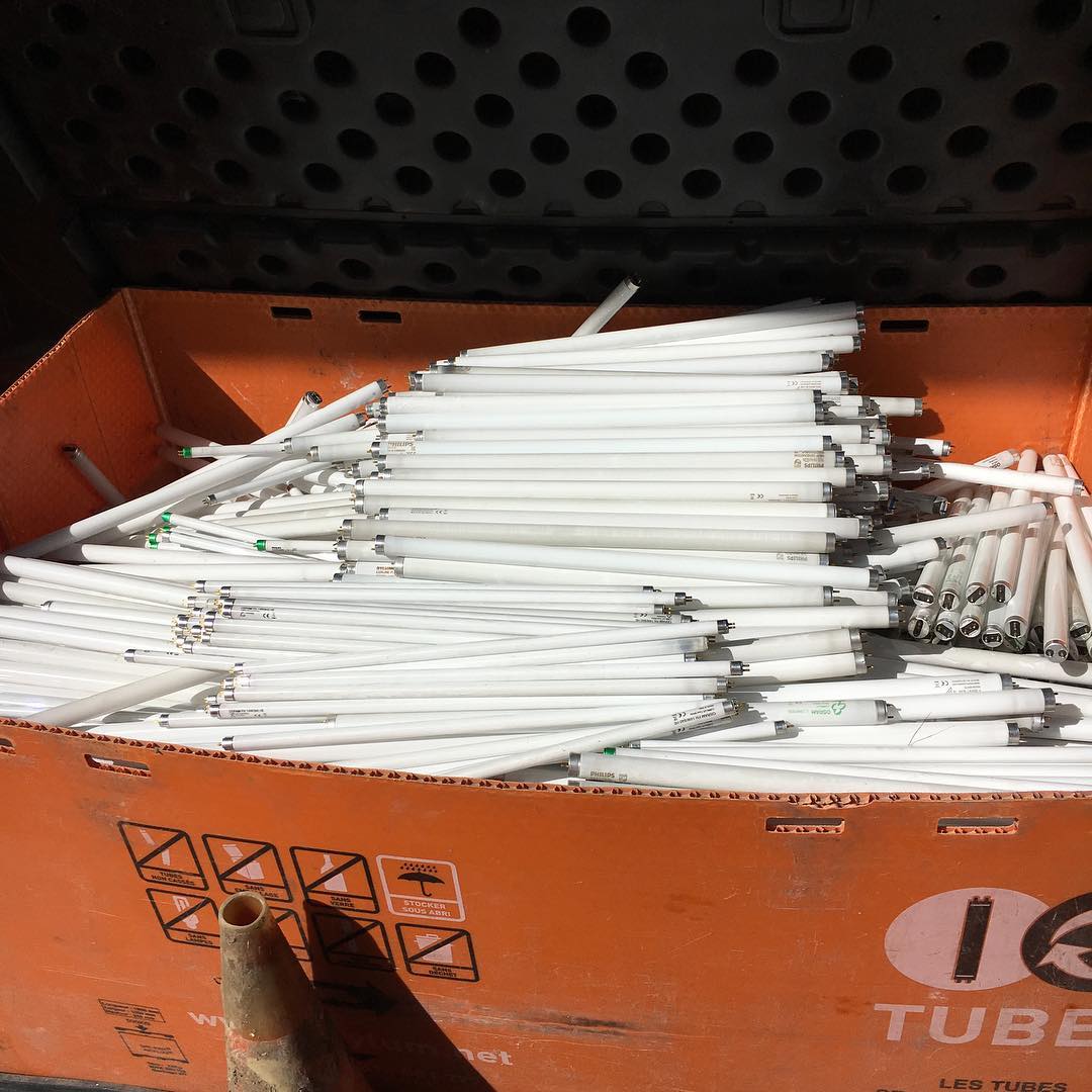 Lampes Polix en Néons Réemployés et Polystyrène Upcyclé - Ethic Atelier