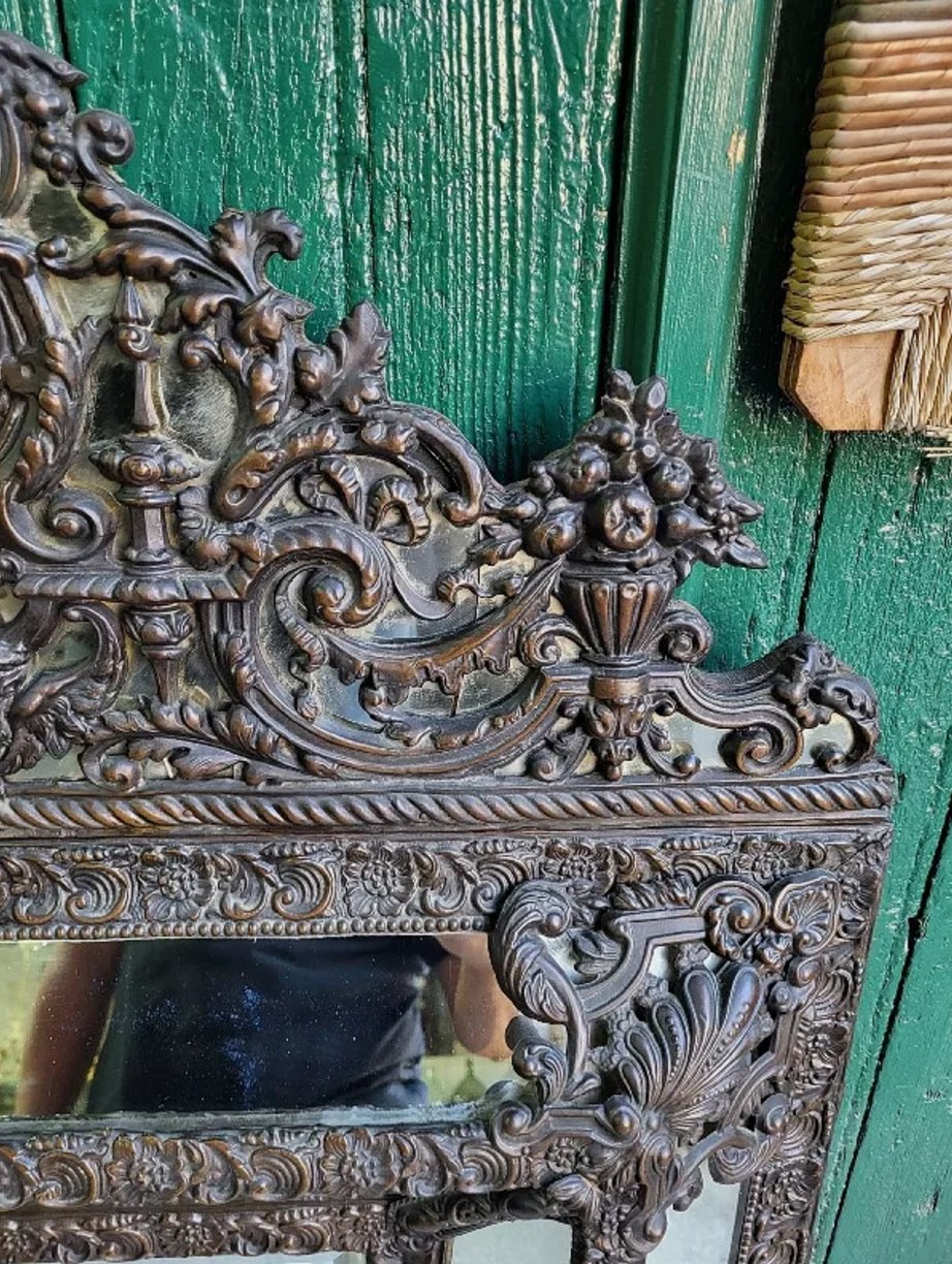 Magnifique Miroir à Parcloses en Laiton Repoussé - Style Louis XVI - Ethic Atelier