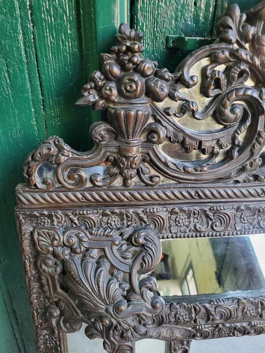 Magnifique Miroir à Parcloses en Laiton Repoussé - Style Louis XVI - Ethic Atelier