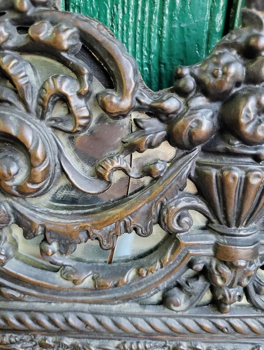 Magnifique Miroir à Parcloses en Laiton Repoussé - Style Louis XVI - Ethic Atelier