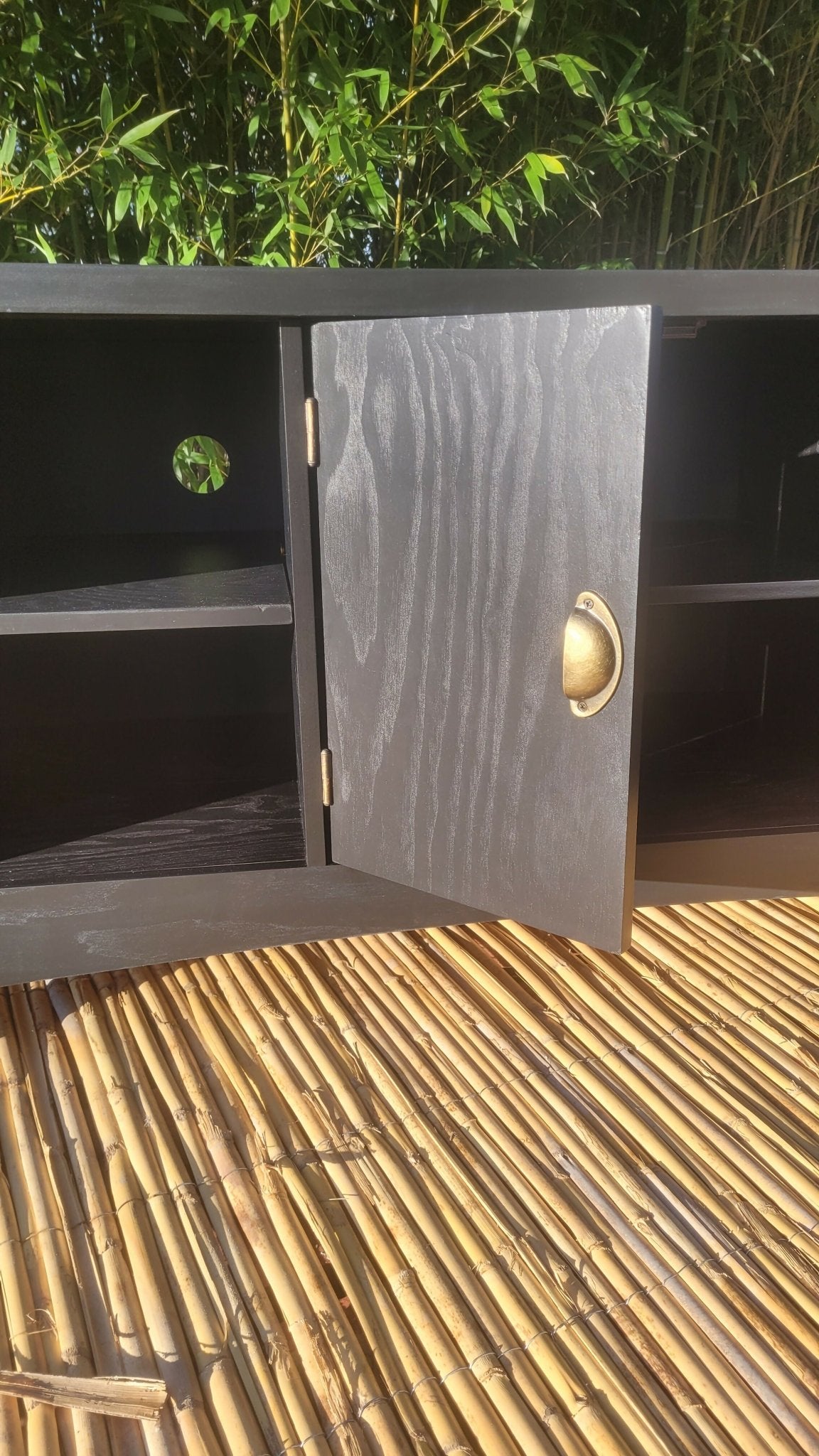 Meuble Télé Bas Noir avec Poignées en Laiton - Ethic Atelier