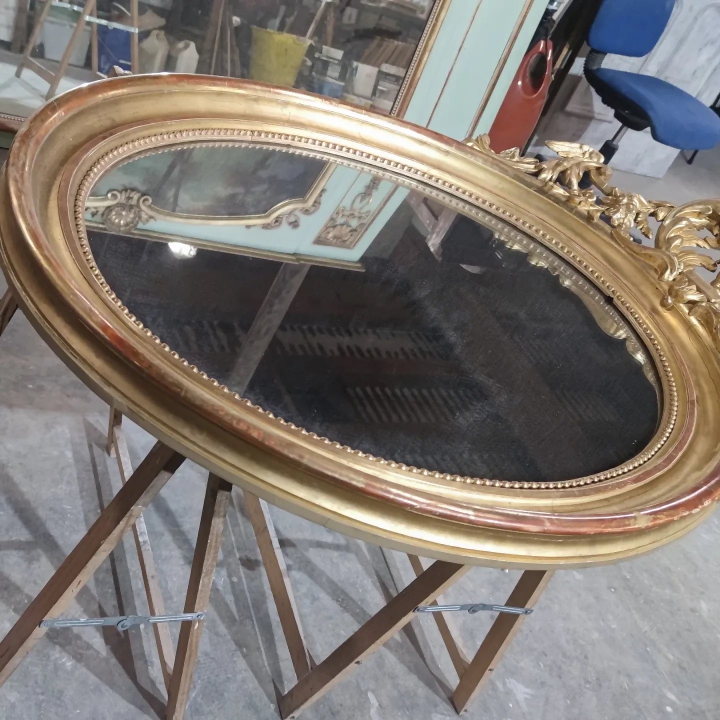 Miroir doré à la feuille en médaillon vers 1850/60 - Ethic Atelier