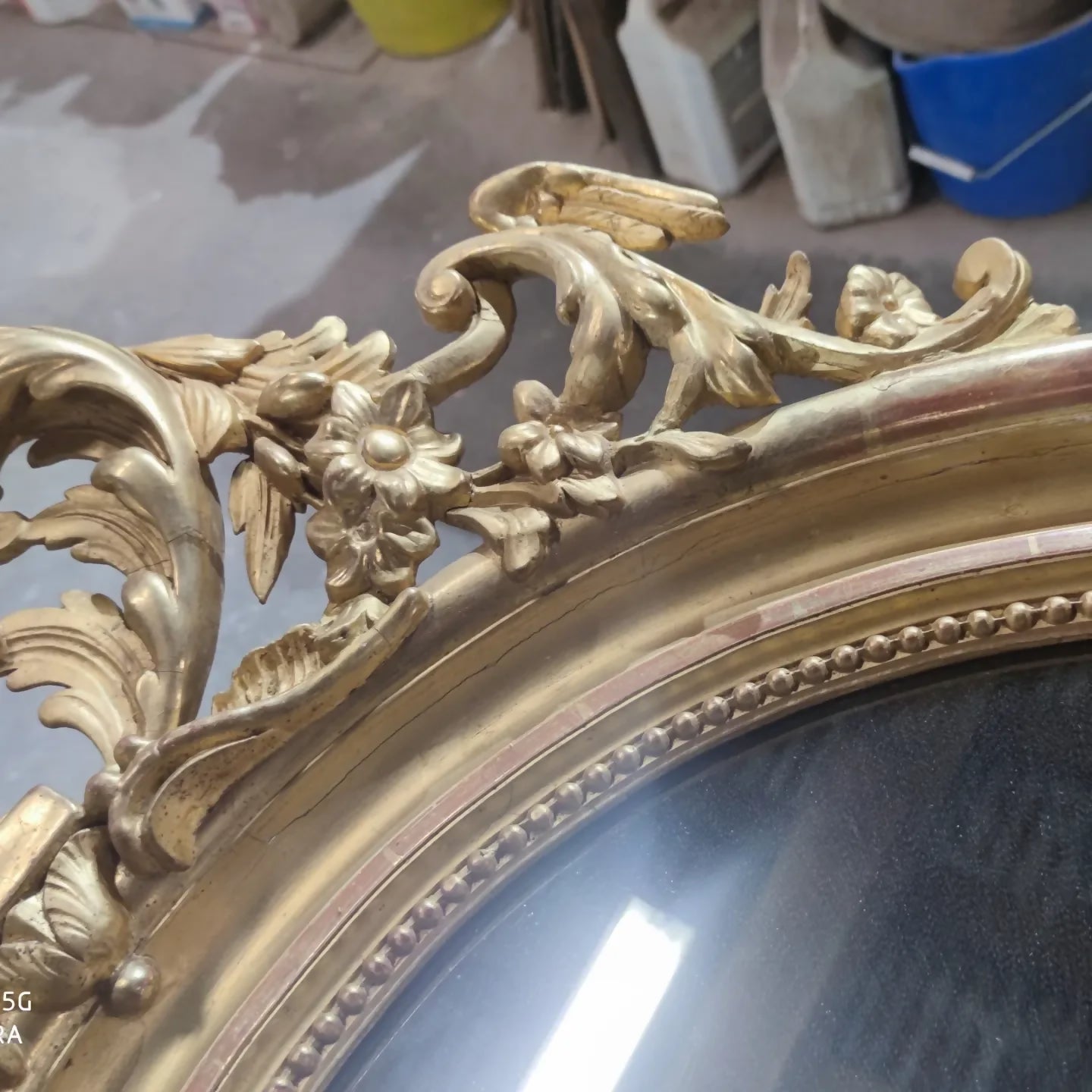 Miroir doré à la feuille en médaillon vers 1850/60 - Ethic Atelier