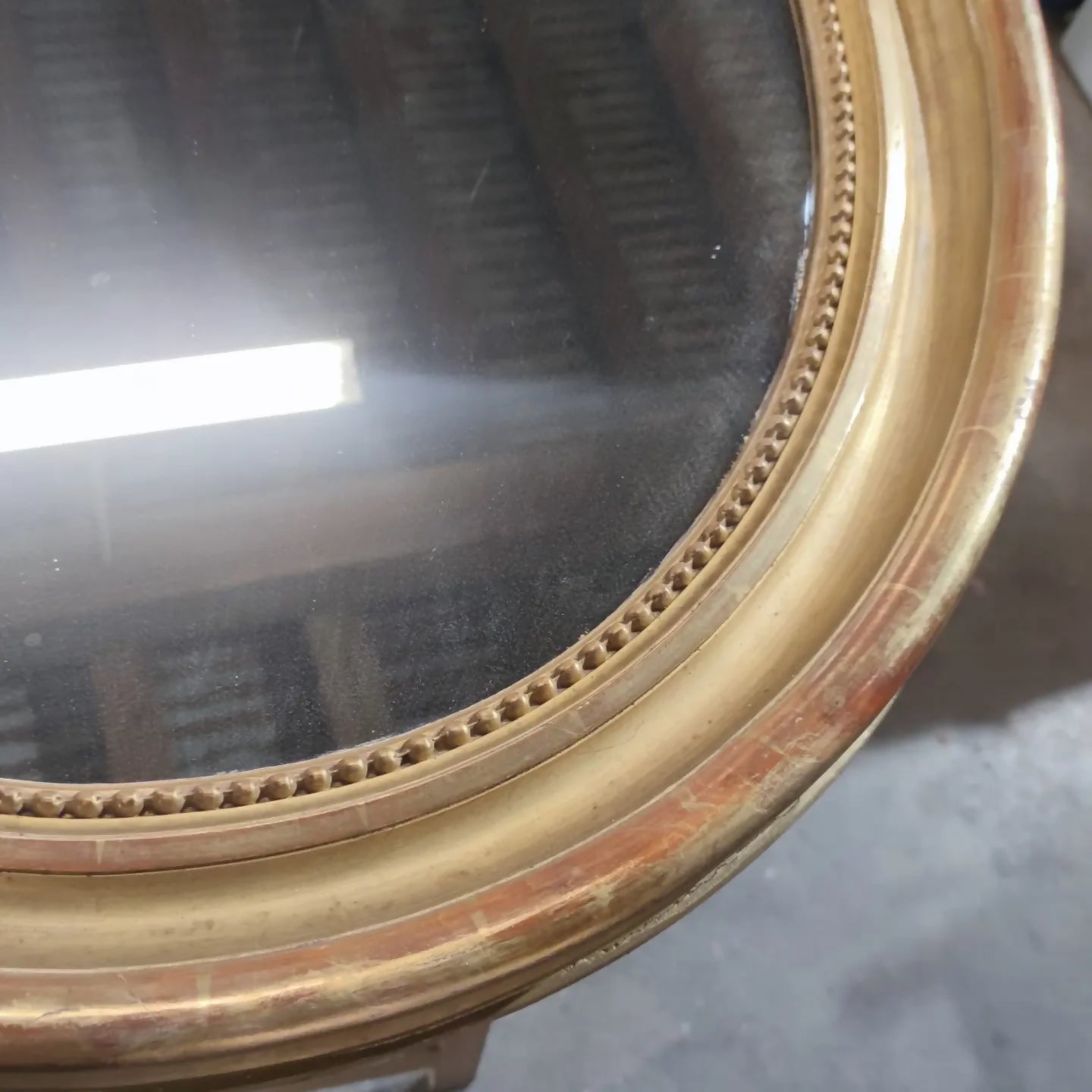 Miroir doré à la feuille en médaillon vers 1850/60 - Ethic Atelier